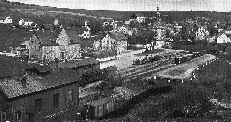 Bahnhof Carlsfeld zur frühen DRG-Zeit mit der erst 1933 ausgebauten Segmentdrehscheibe. Foto: Hauptvogel