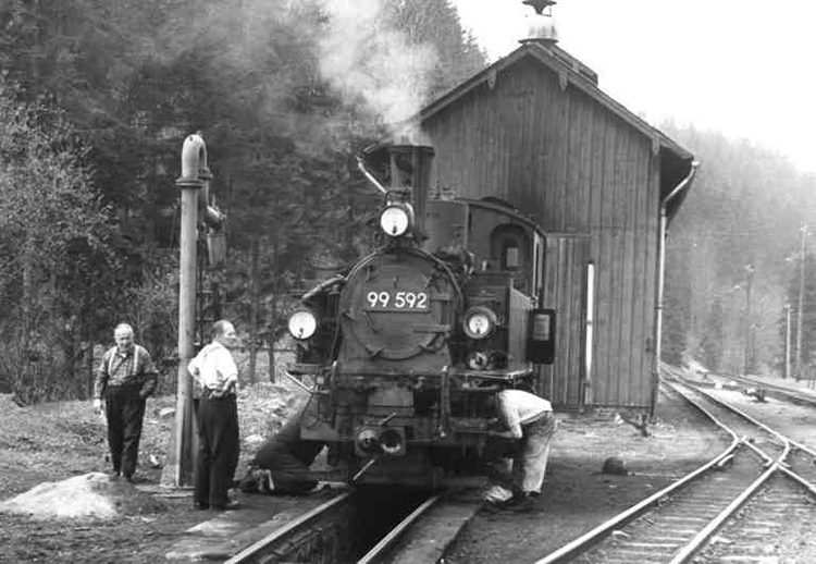 Verschnaufpause nach anstrengender Bergfahrt im Bahnhof Carlsfeld für die 99 592 am 27.4.1967. Nur noch drei Monate standen der Strecke damals bevor. Foto: G. Meyer