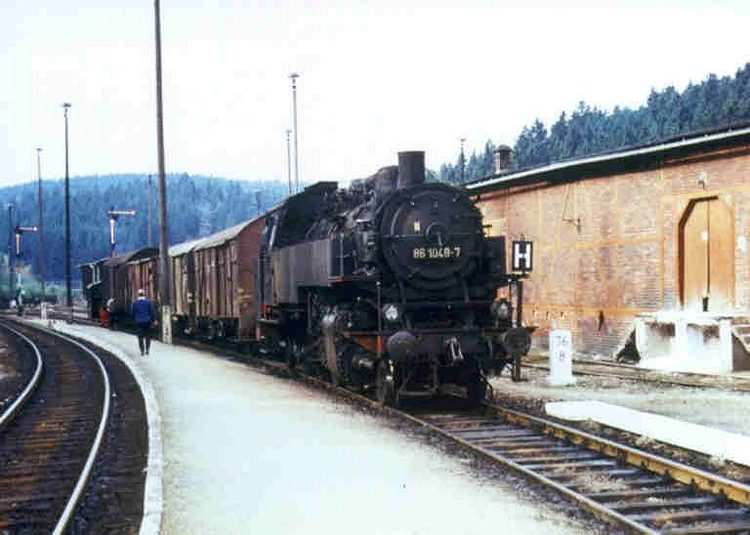 Nur relativ wenige Fotos existieren vom Regelspurteil in Schönheide Süd. Die hier stationierte Köf II rangiert im Sommer 1974 einen Wagen an den von der 86 048 bespannten Güterzug. Foto: H-G. Werner
