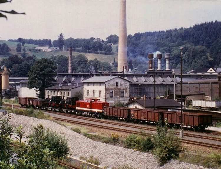 202 574 (112 574) hat am 7.8.1992 mit ihren Gterzug den Bahnhof Schnheide Ost erreicht. Foto: K. Glser