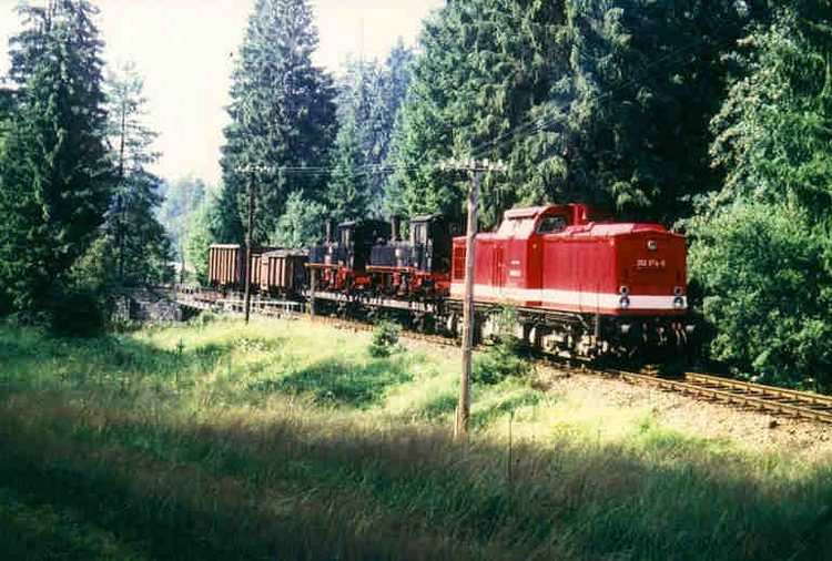 Der Antransport von 99 582 und 99 585 am 7.8.1992 nach Schnheide. 202 574 mit ihren Zug zwischen Hammerbrcke und Tannenbergsthal. Foto: K. Glser