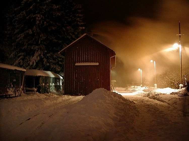 Am Samstagabend blieb der Carlsfelder Bahnhof ein Stillleben, wenn auch eines mit einer sehr romantischen Ausstrahlung. Foto: Horst Thomas Kunze