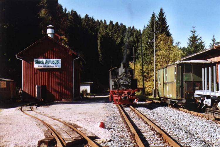 Ein schönes Ensemble: Der Carlsfelder Lokschuppen, die IV K 99 606 und der Packwagen. Foto: Detlef Fritzsch