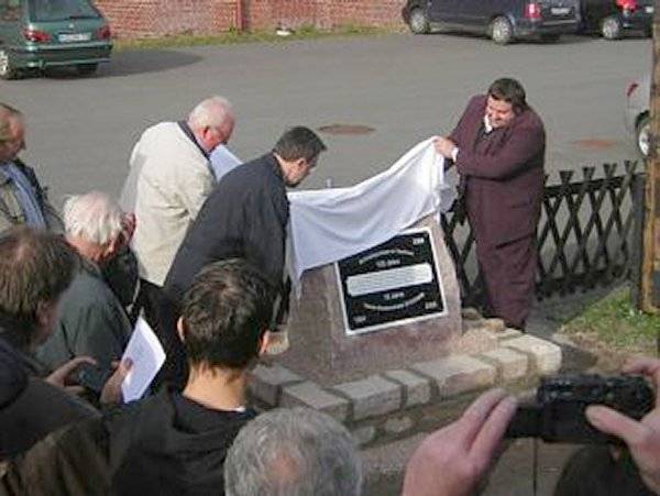 Zweieinhalb Stunden später wurde vor der Bürstenfabrik Stützengrün auch noch ein zweiter Gedenkstein eingeweiht, der auf das Doppeljubiläum 125 Jahre Schmalspurbahn Wilkau - Kirchberg 1881 - 2006 sowie 15 Jahre Museumsbahn Schönheide 1991 - 2006 hinweist. Foto: Eberhard Mädler