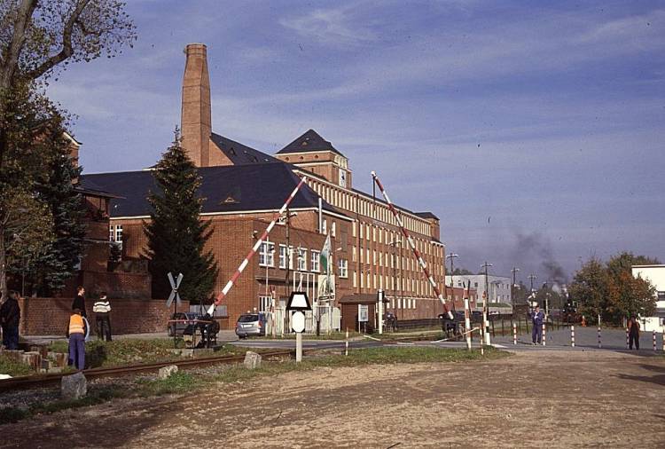 Nach der Einweihungszeremonie fuhr der offizielle Festsonderzug von Stützengrün nach Schönheide Mitte. Vor der Bürstenfabrik Stützengrün schließen sich die Schranken. Foto: Holger Drosdeck