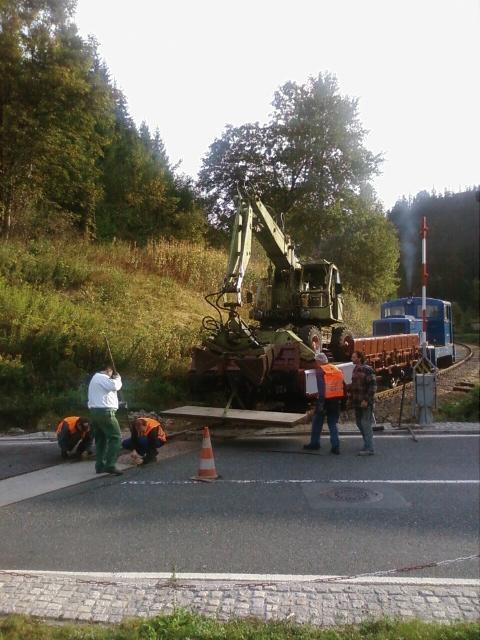 Am 12. September 2009 wurden am Wegübergang in Altwiesenhaus mit Hilfe des Arbeitszuges Fahrbahnplatten ausgetauscht. Foto: Frank Wendler