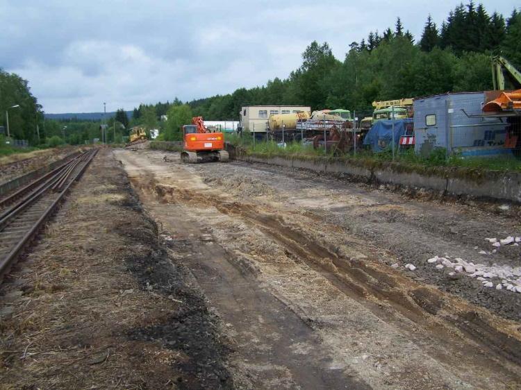 Am 28. Juni 2009 waren die Gleise 3 und 4 im Bahnhof Tannenbergsthal bereits demontiert und die ersten Bodenschichten bereits abgetragen. Foto: Mike Robeck